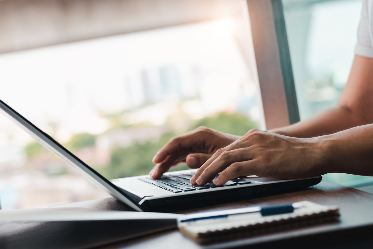 Személy laptopon elektronikus ügyintézést végez